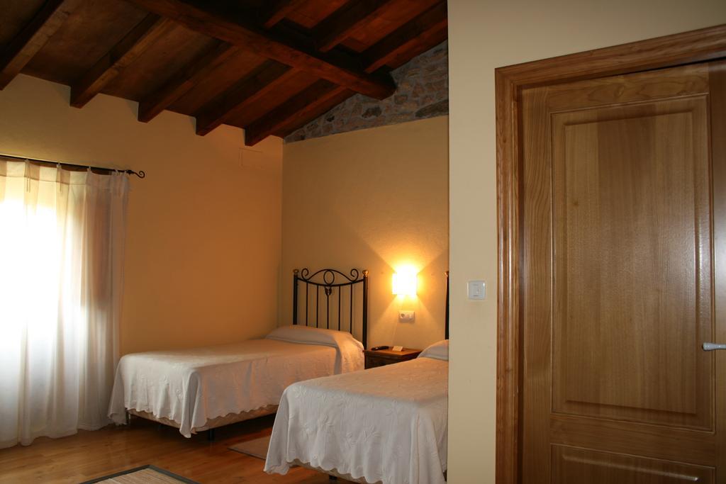 Rectoral De Goian Pensionat Sarria Rum bild